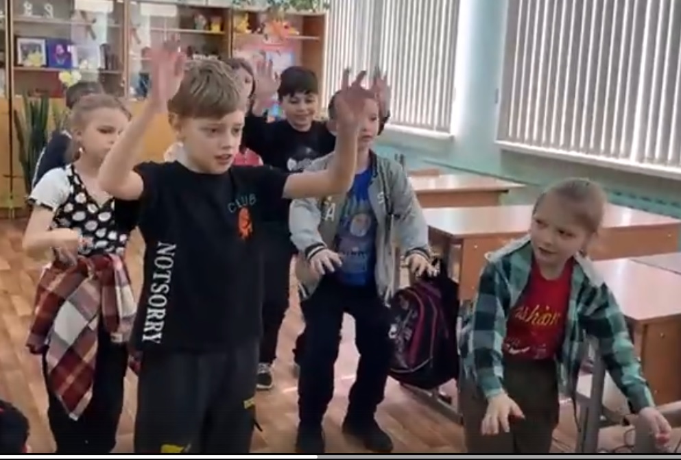 Зарядка всей семьей.