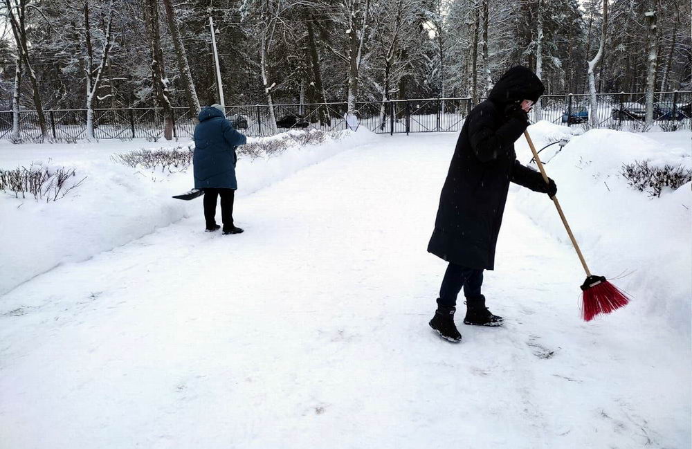 Заснеженный субботник в школьном дворе.